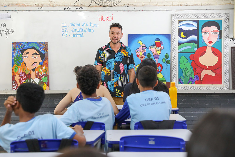 Professor de artes da rede pública do DF é selecionado para expor obras em Paris