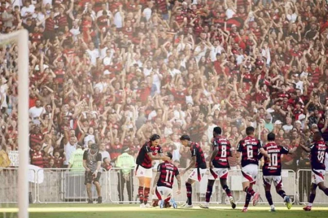 Flamengo goleia Corinthians e assume liderança do Brasileirão