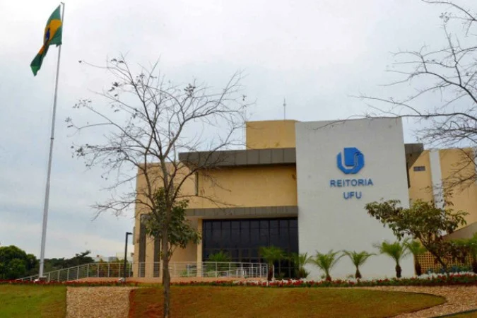 UFU abre concurso para professores com salário de até R$ 13 mil