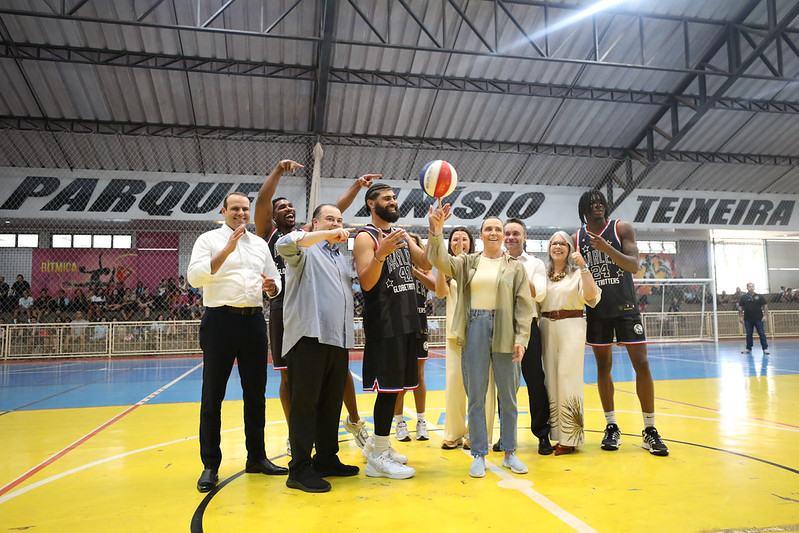 GDF leva Harlem Globetrotters a Ceilândia em ação social com estudantes