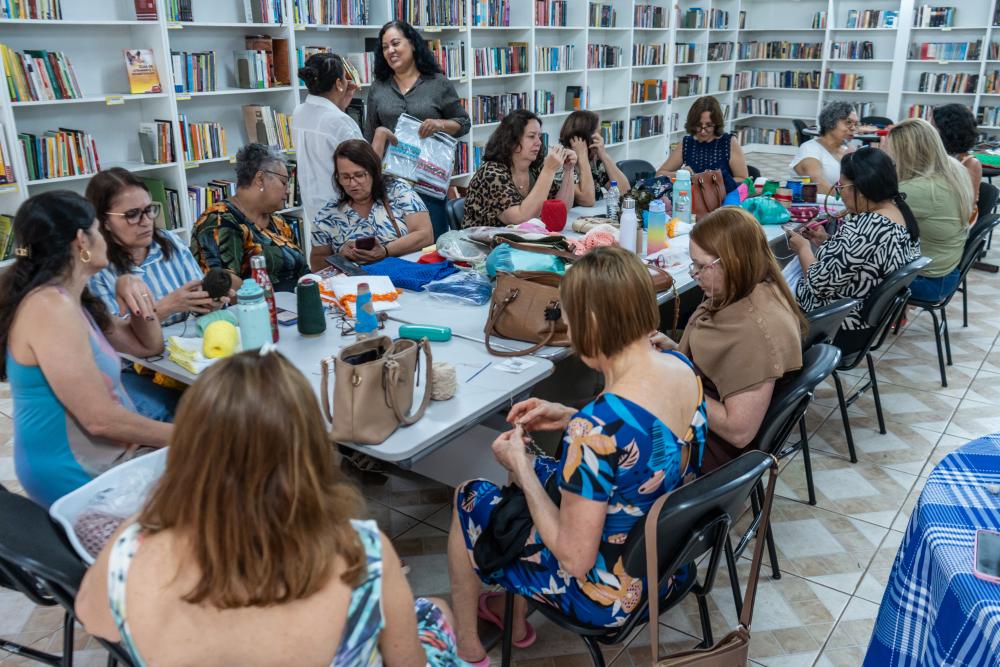 Biblioteca escolar comunitária em Taguatinga oferece aulas de crochê para mulheres