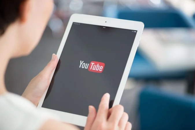 YouTube amplia uso de IA para estimar idade de usuários no Brasil