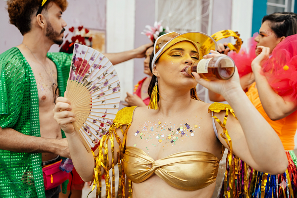 Ressaca ou intoxicação alcoólica? Saiba identificar sinais de alerta durante o Carnaval