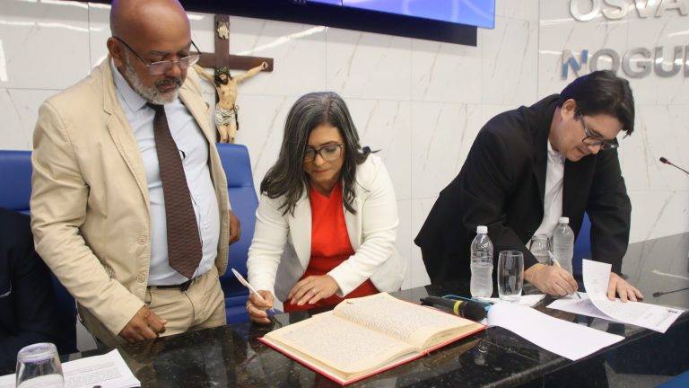 Vereadora Neidinha toma posse como 2ª suplente na Câmara Municipal de Camaçari