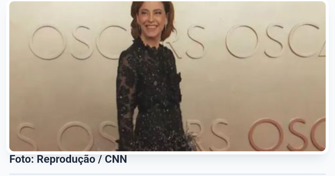 Fernanda Torres chega ao tapete vermelho do Oscar