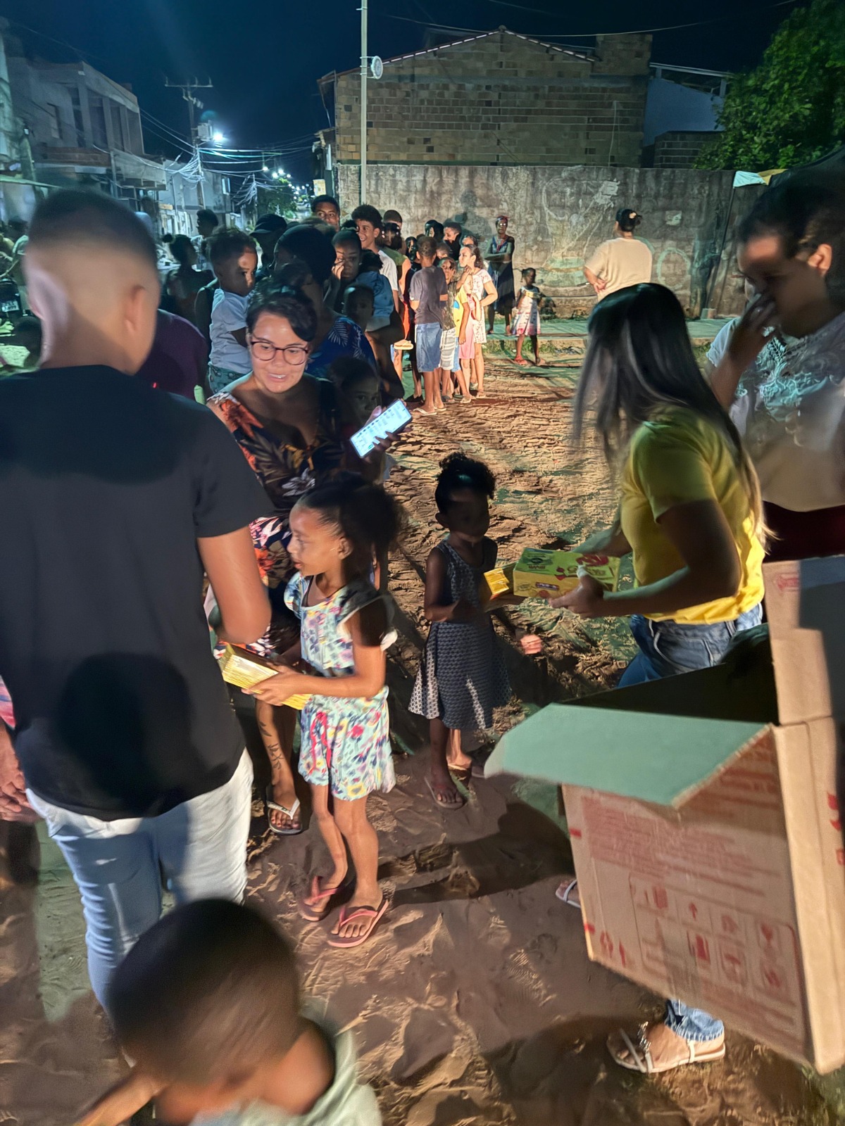 Equipe do Vereador Niltinho, distribui chocolates em comunidades carentes em Camaçari