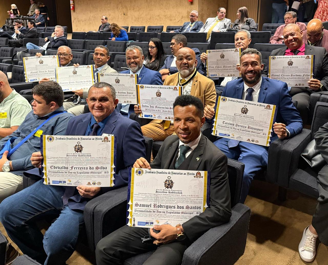 Em Brasília Vereadores de Camaçari recebem honraria