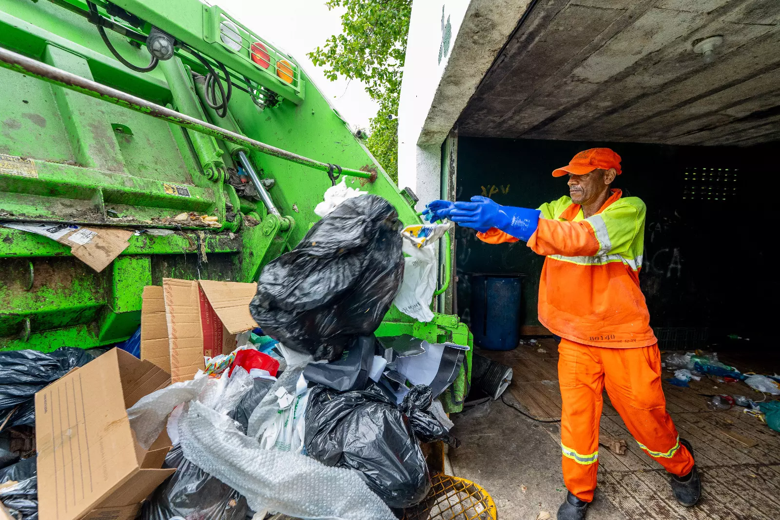 Coleta de lixo garante limpeza na sede e orla com mais de 350 toneladas coletadas diariamente