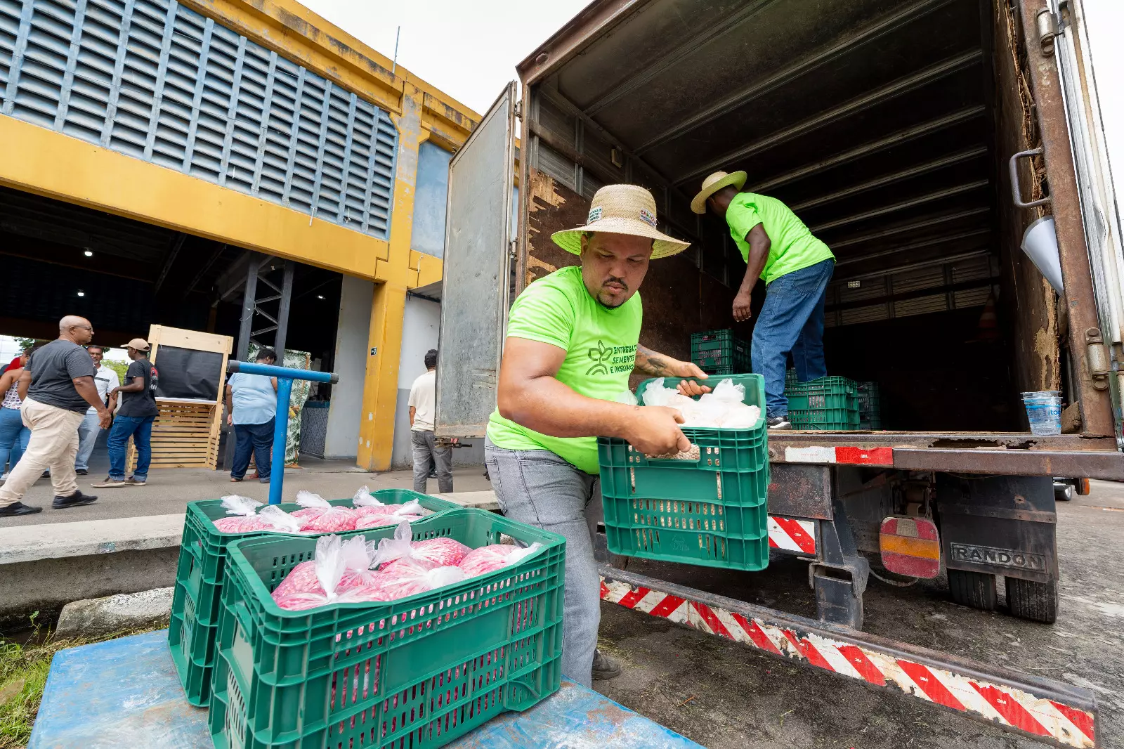 Mais de mil agricultores serão contemplados com entrega de sementes e insumos nesta quarta-feira